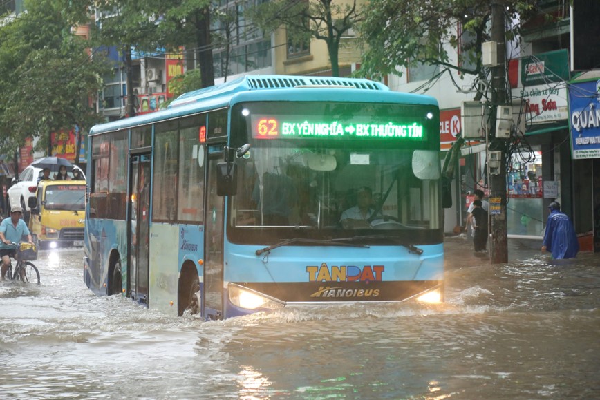 Ha Dong: nhieu tuyen duong ngap sau, giao thong te liet - Hinh anh 9